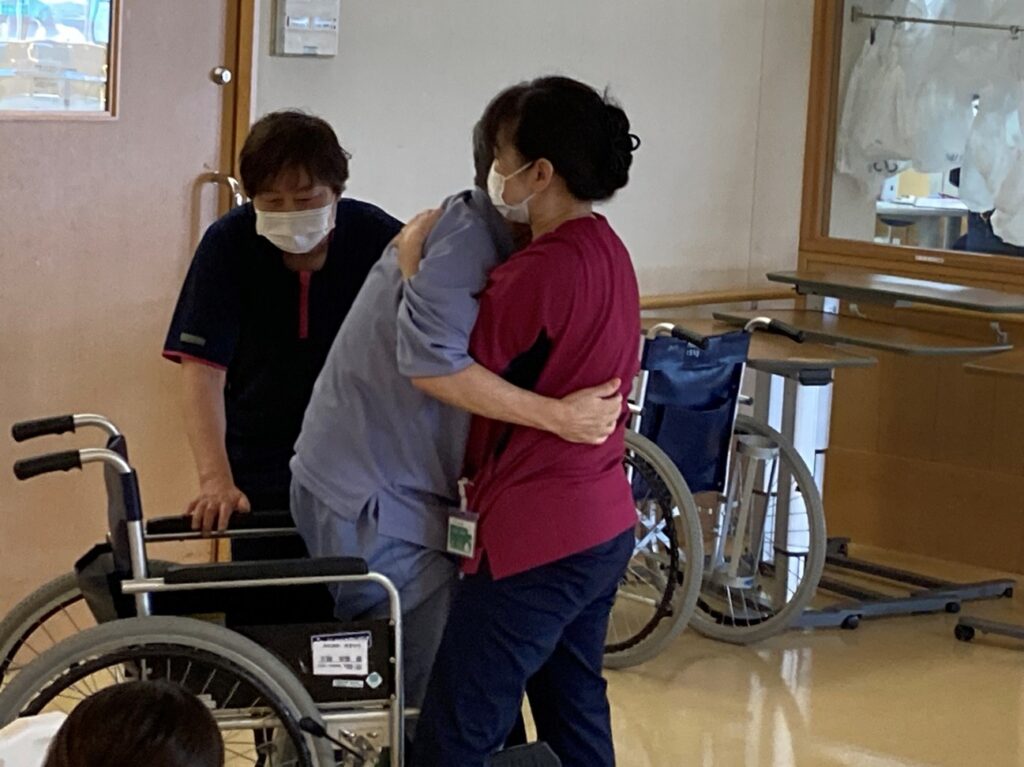 “その人らしく生きる”ケアを目指して<br />
~三芳の森病院、ユマニチュード®実践者育成4日間研修を導入~